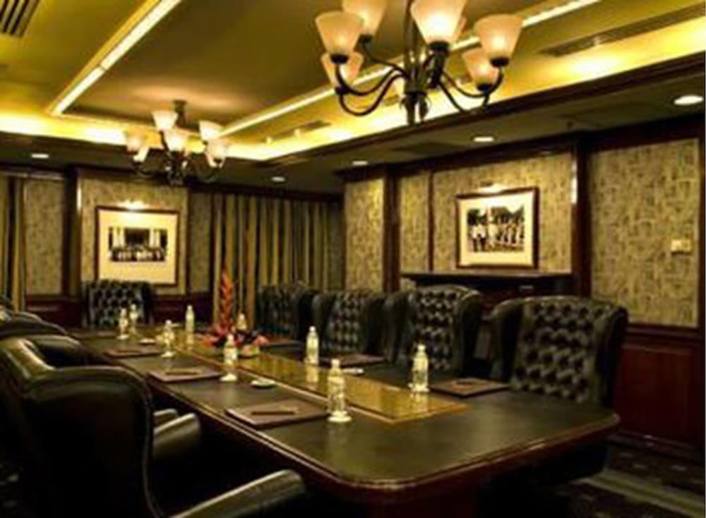 Merdeka Palace Hotel & Suites Kuching Exterior photo