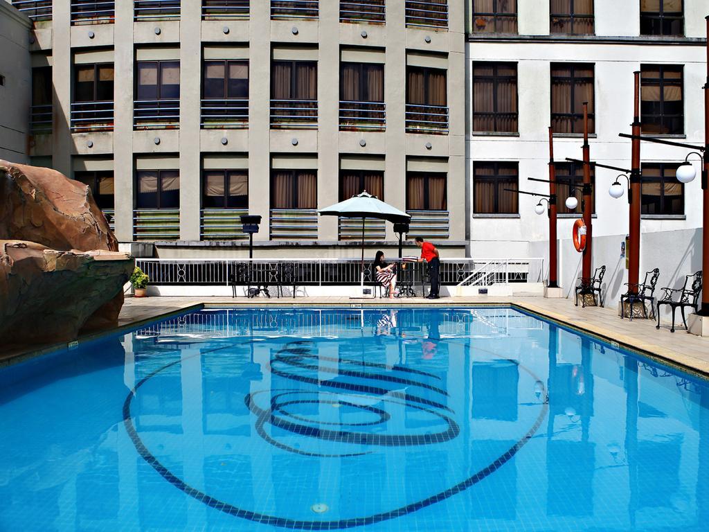 Merdeka Palace Hotel & Suites Kuching Exterior photo