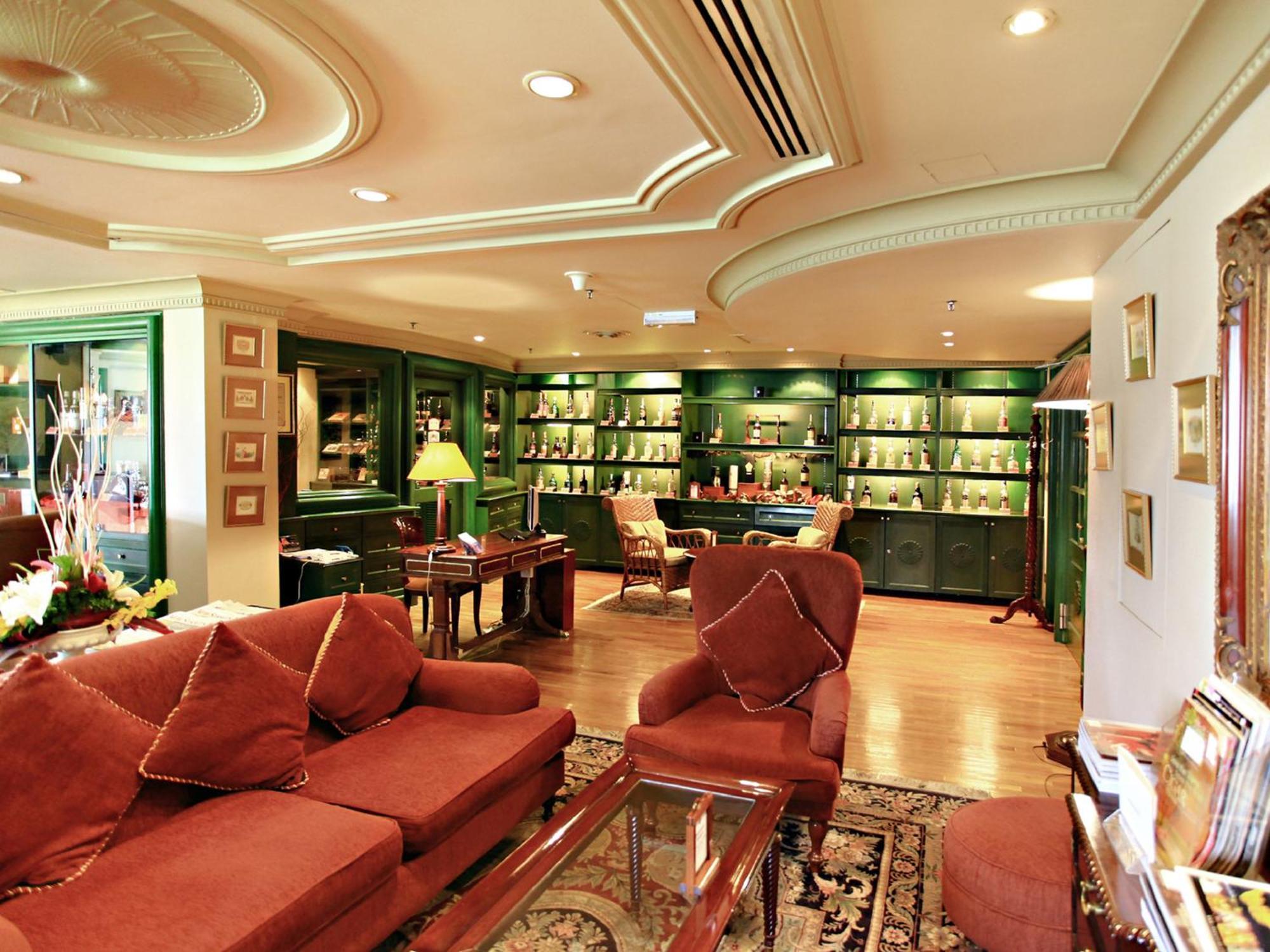 Merdeka Palace Hotel & Suites Kuching Exterior photo