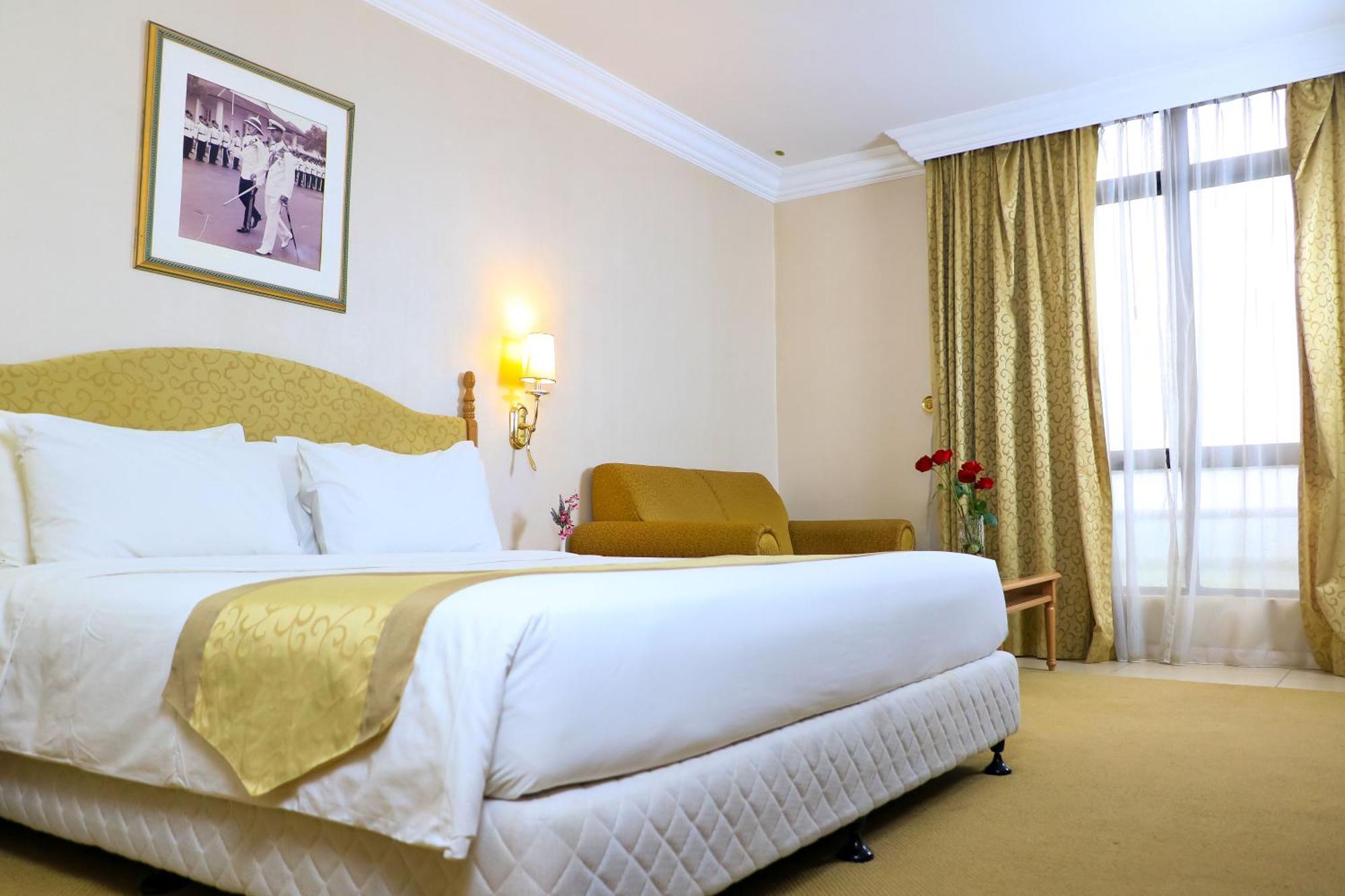 Merdeka Palace Hotel & Suites Kuching Exterior photo