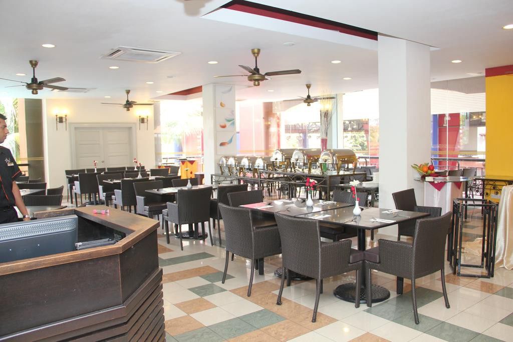Merdeka Palace Hotel & Suites Kuching Exterior photo