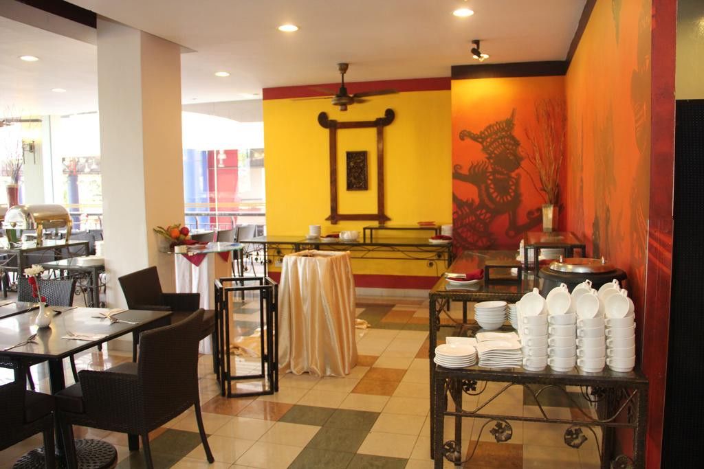 Merdeka Palace Hotel & Suites Kuching Exterior photo