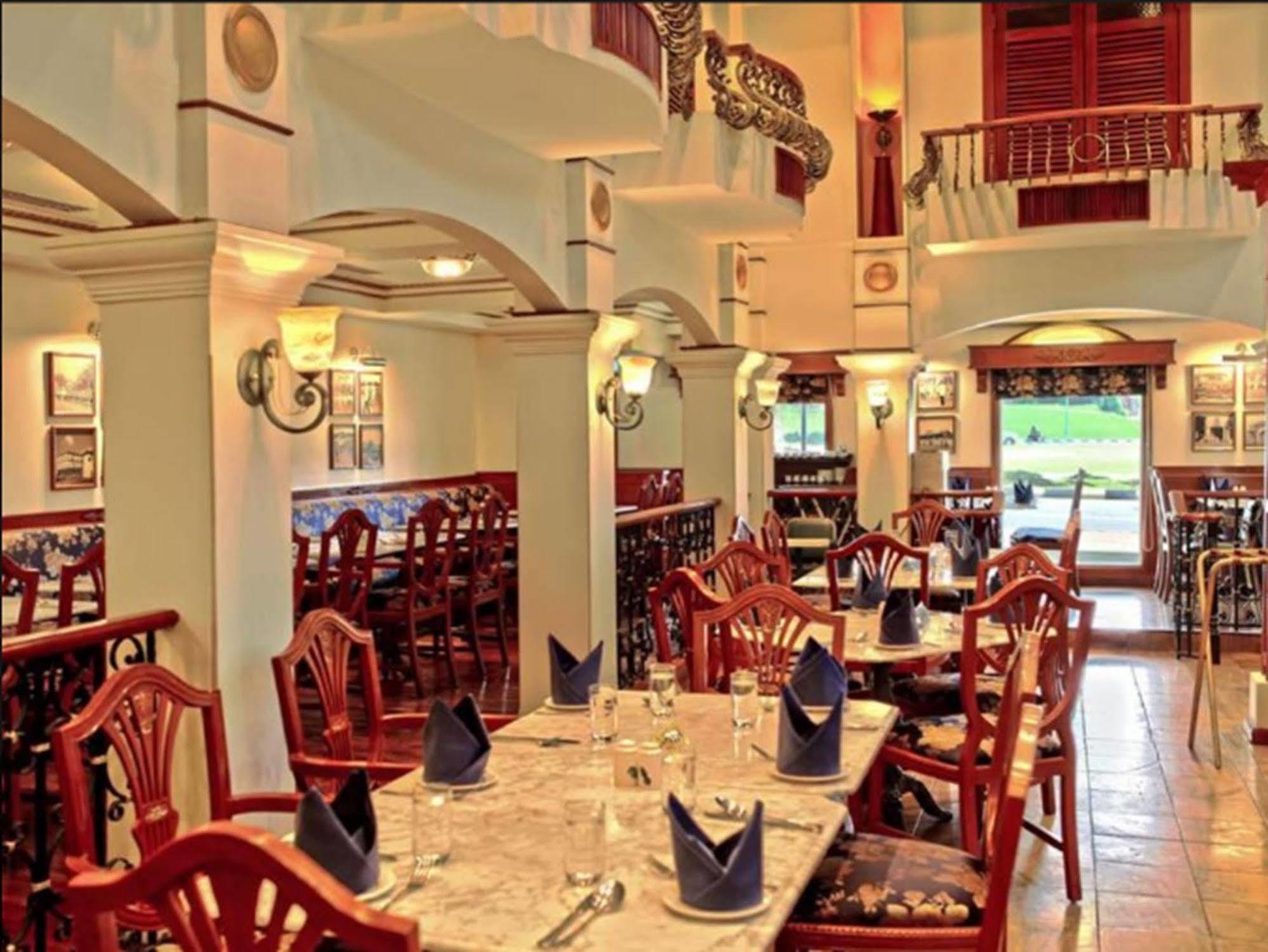 Merdeka Palace Hotel & Suites Kuching Exterior photo